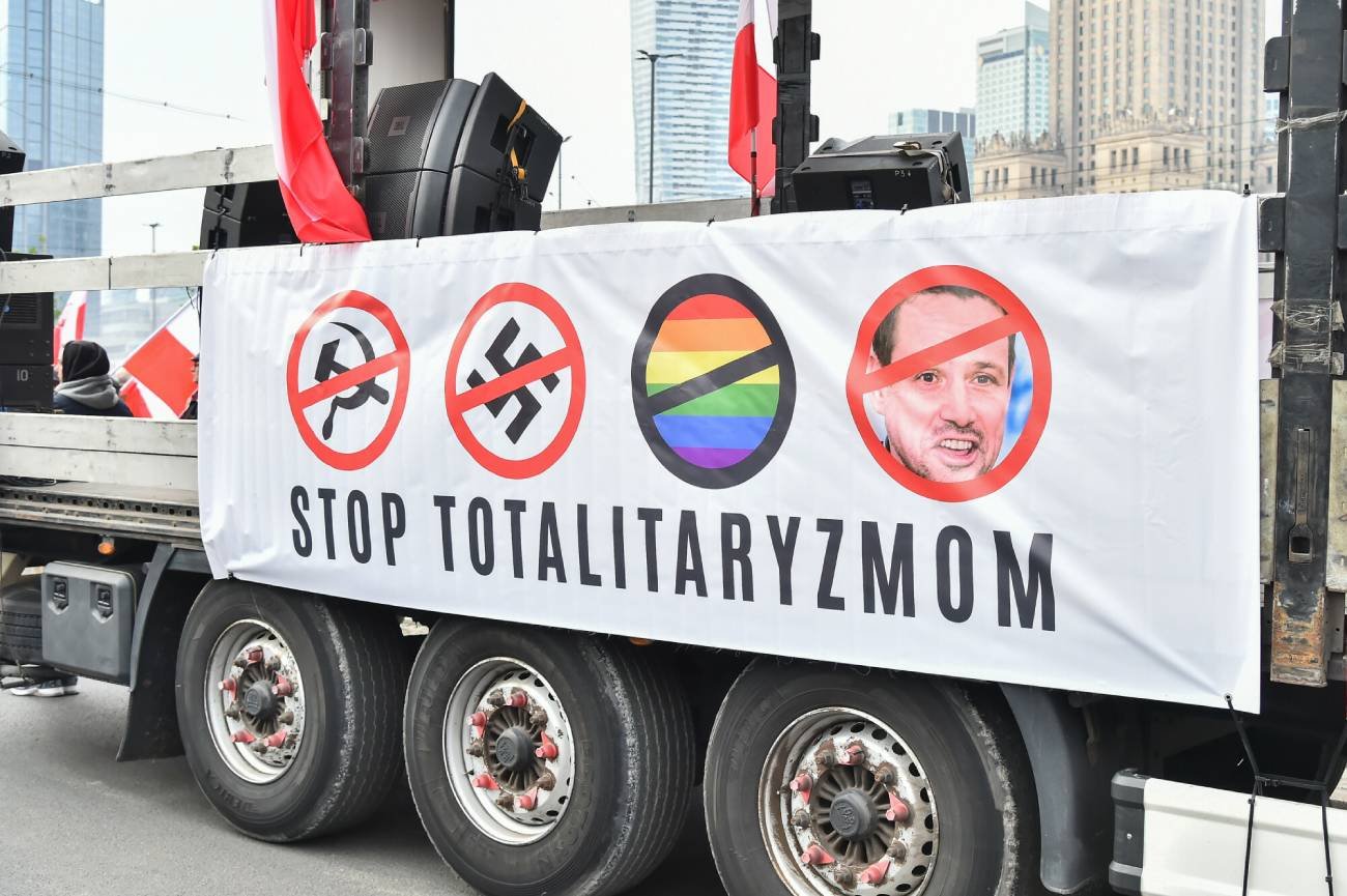 Kontrowersyjne banery na Marszu Niepodległości. Przekreślona tęcza