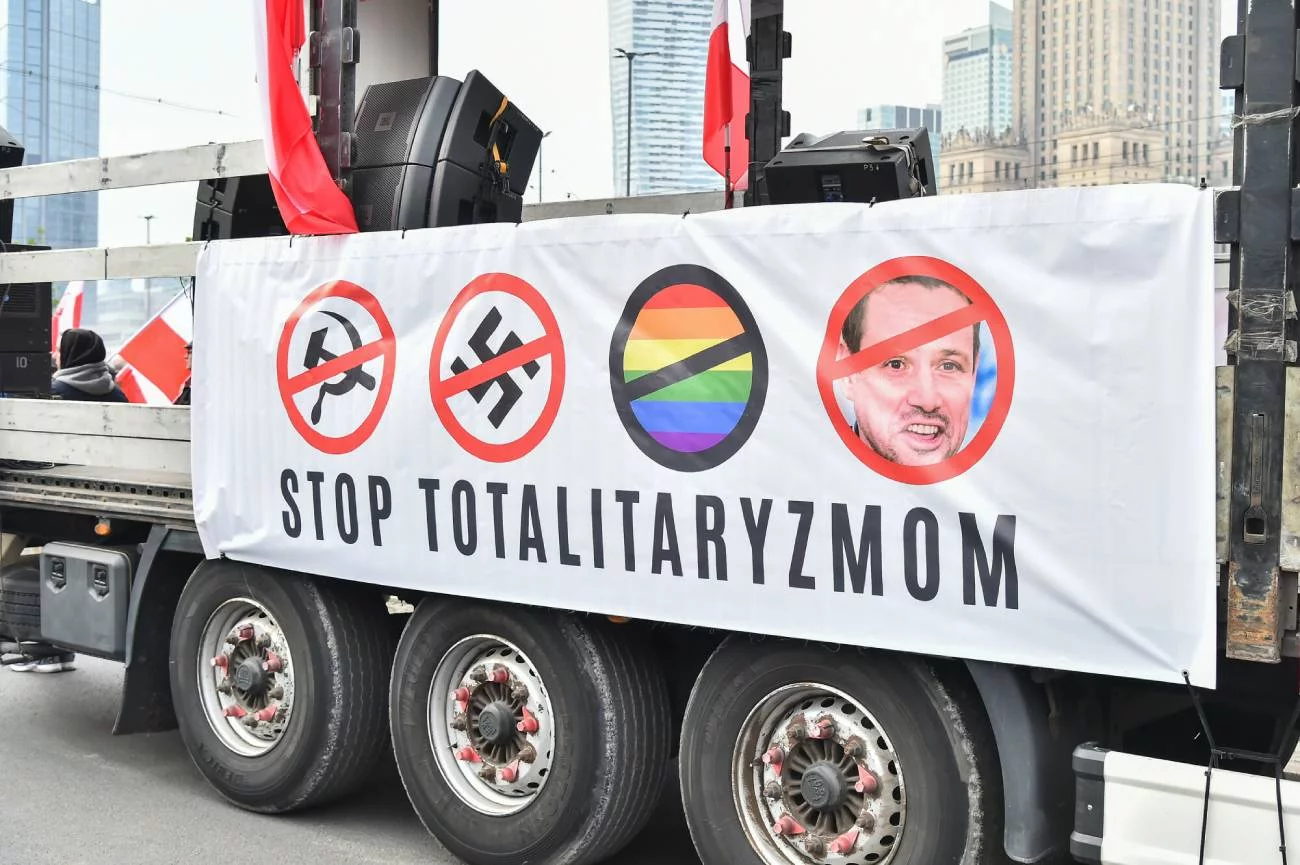 Kontrowersyjne banery na Marszu Niepodległości. Przekreślona tęcza