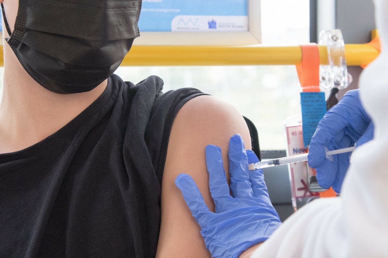 Obowiązkowe szczepienia na COVID-19 w Austrii. Niezaszczepionym będą grozić kary.