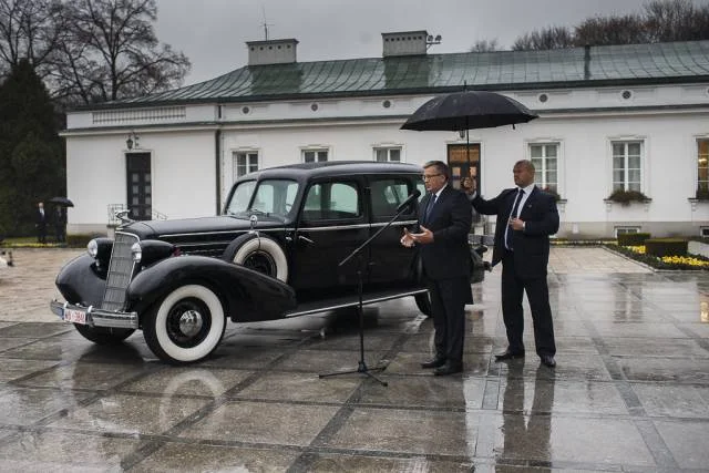 Prezydent Bronisław Komorowski prezentuje limuzynę Józefa Piłsudskiego