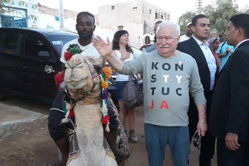 Lech Wałęsa w koszulce z napisem "Konstytucja" objeżdża cały świat. Tu podczas wizyty w Egipcie.