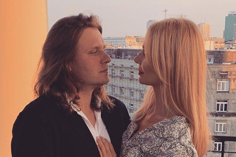 Agnieszka Woźniak-Starak promuje "Ukrytą grę" – ostatni film wyprodukowany przez tragicznie zmarłego męża.