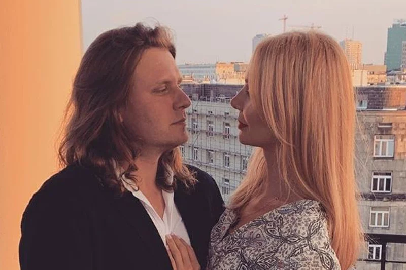 Agnieszka Woźniak-Starak promuje "Ukrytą grę" – ostatni film wyprodukowany przez tragicznie zmarłego męża.