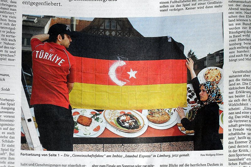 Turecka mniejszość w Niemczech przed meczem Niemcy-Turcja w 2008 roku.