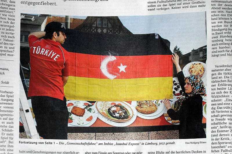 Turecka mniejszość w Niemczech przed meczem Niemcy-Turcja w 2008 roku.
