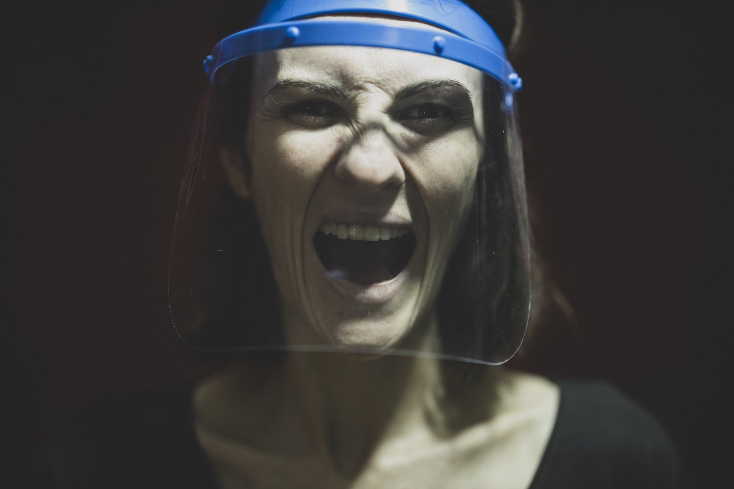 Członkowie grupy "Nie wierzę w koronawirusa" mają wiele teorii tłumaczących obecną sytuację. Niektórzy, w ramach buntu, nie noszą maseczek