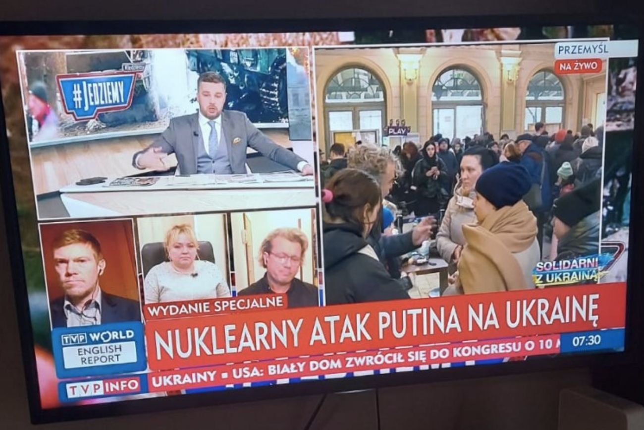 Zdjęcie paska na TVP Info z informacją o "ataku nuklearnym".