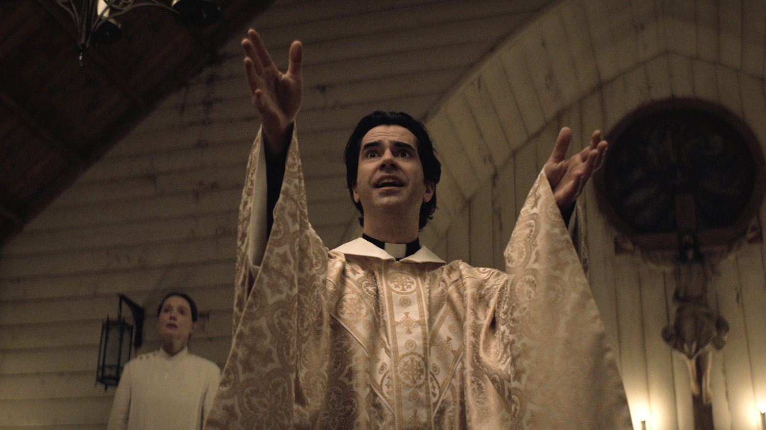 Hamish Linklater w roli księdza Paula w serialu "Nocna msza" ("Midnight Mass") od Netflix. Hamish Linklater w roli księdza Paula w serialu "Nocna msza" ("Midnight Mass") od Netflix.