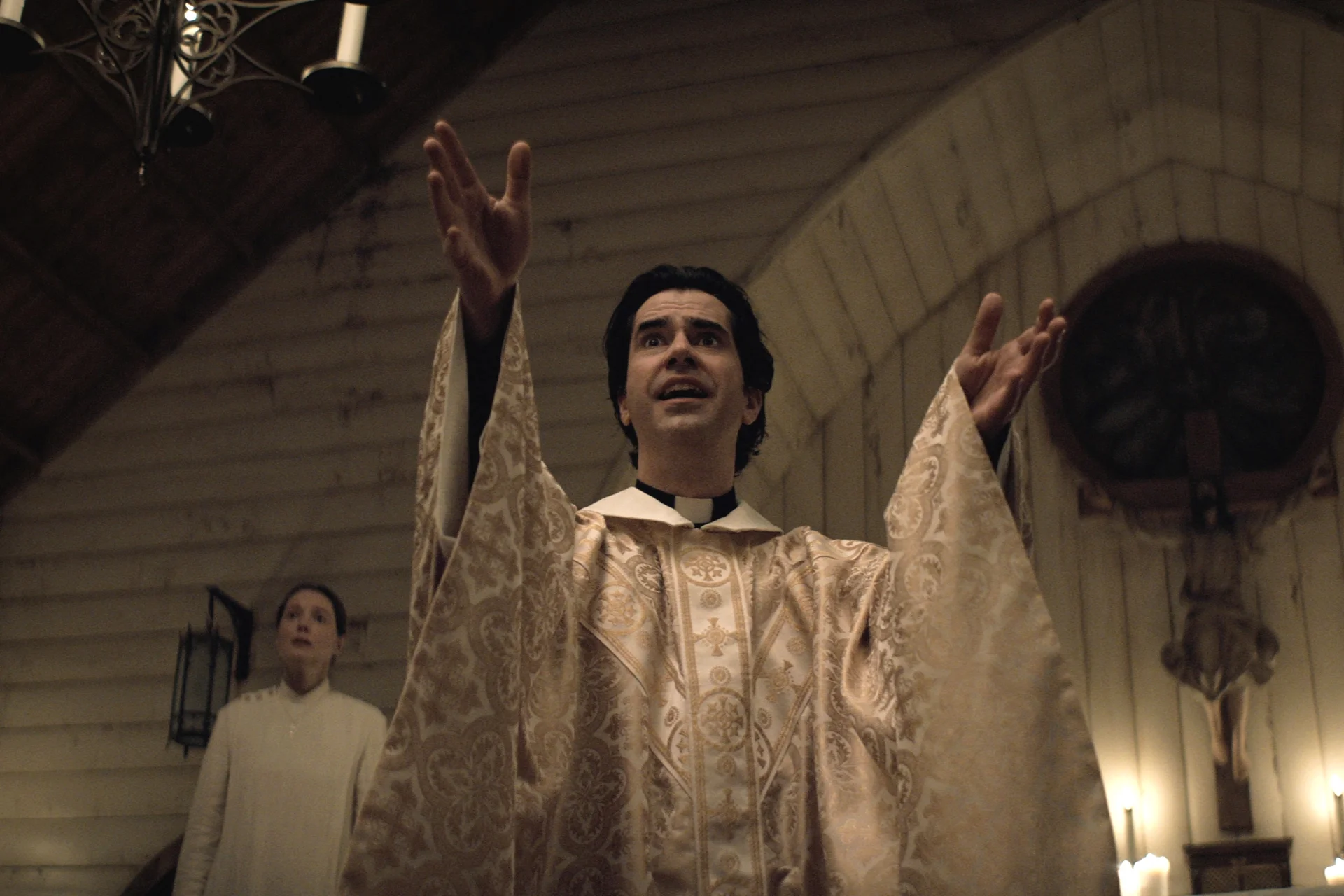 Hamish Linklater w roli księdza Paula w serialu "Nocna msza" ("Midnight Mass") od Netflix.