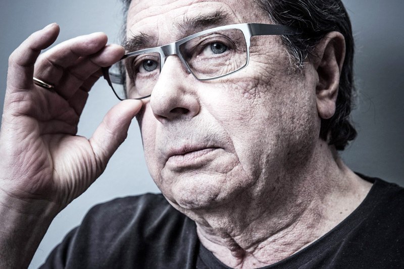 Janusz Gajos bardzo krytycznie ocenia to, co z Polską robią rządy Prawa i Sprawiedliwości.