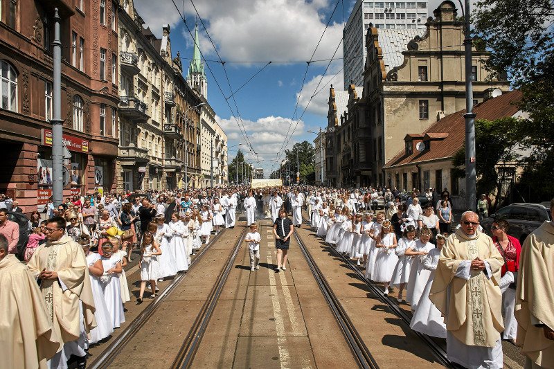 Procesje Bożego Ciała przeszły ulicami wszystkich miast. Tu: w Łodzi.