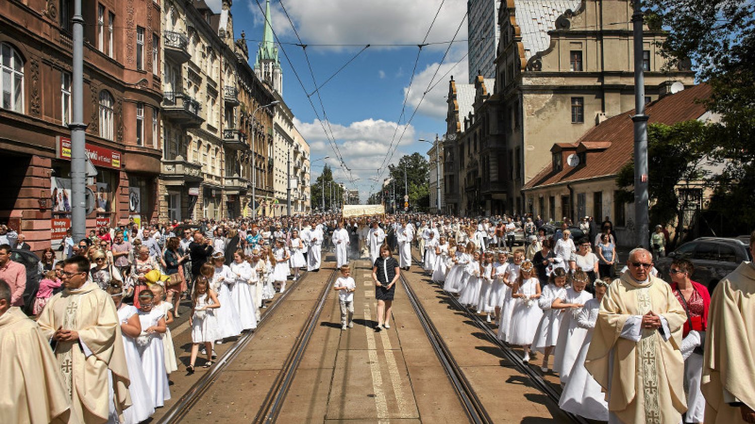Procesje Bożego Ciała przeszły ulicami wszystkich miast. Tu: w Łodzi.