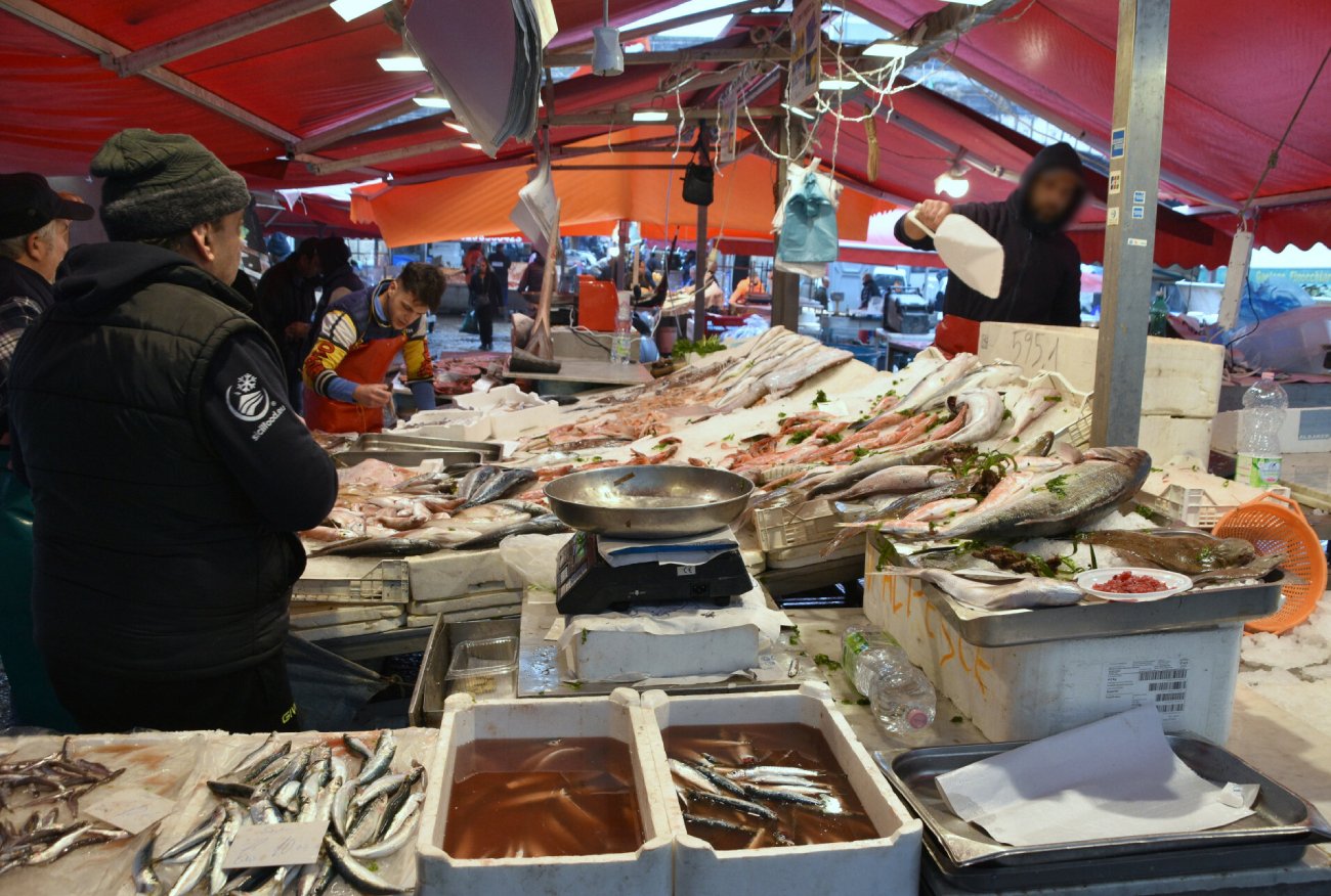 Targowisko w Nowej Dębie. Nowe fakty ws. zatruć galaretą garmażeryjną. (Zdjęcie poglądowe)