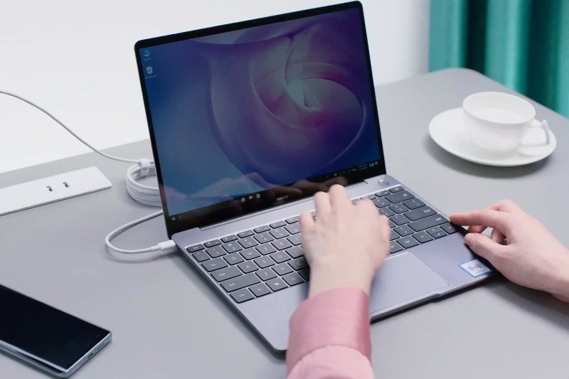 Huawei wprowadza na rynek nową odsłonę ultrabooka MateBook 13 z nowoczesnym procesorem AMD Ryzen 5 3500U. Komputer przenośny nazywany jest idealnym partnerem do pracy zdalnej