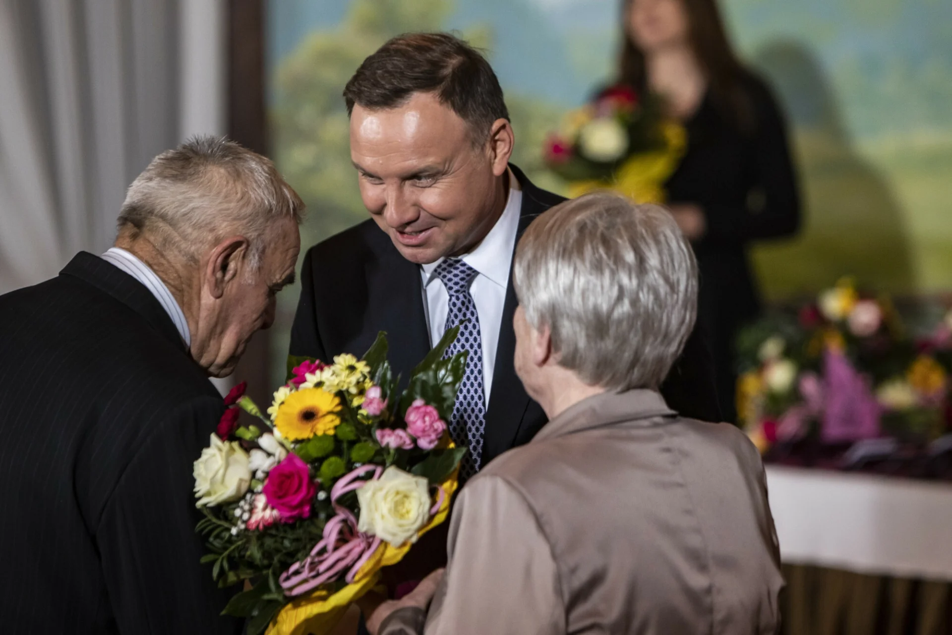Nowe świadczenie dla par z długoletnim stażem. Senatorowie pracują nad projektem Pieniądze za staż małżeński. Kto mógłby je dostać?