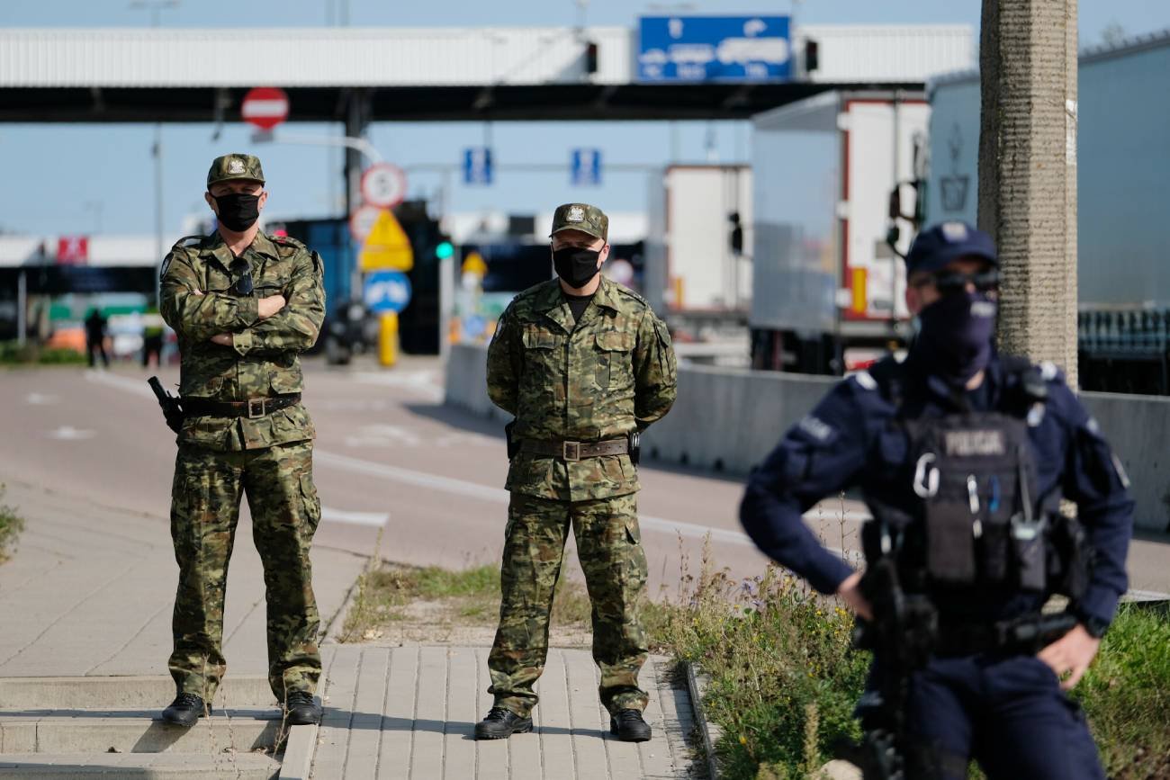 Straż Graniczna poinformowała o zawieszeniu funkcjonowania przejścia granicznego z Białorusią w Kuźnicy. Straż Graniczna poinformowała o zawieszeniu funkcjonowania przejścia granicznego z Białorusią w Kuźnicy.