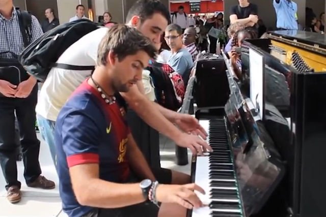 Dwóch nieznajomych dało koncert na lotnisku.