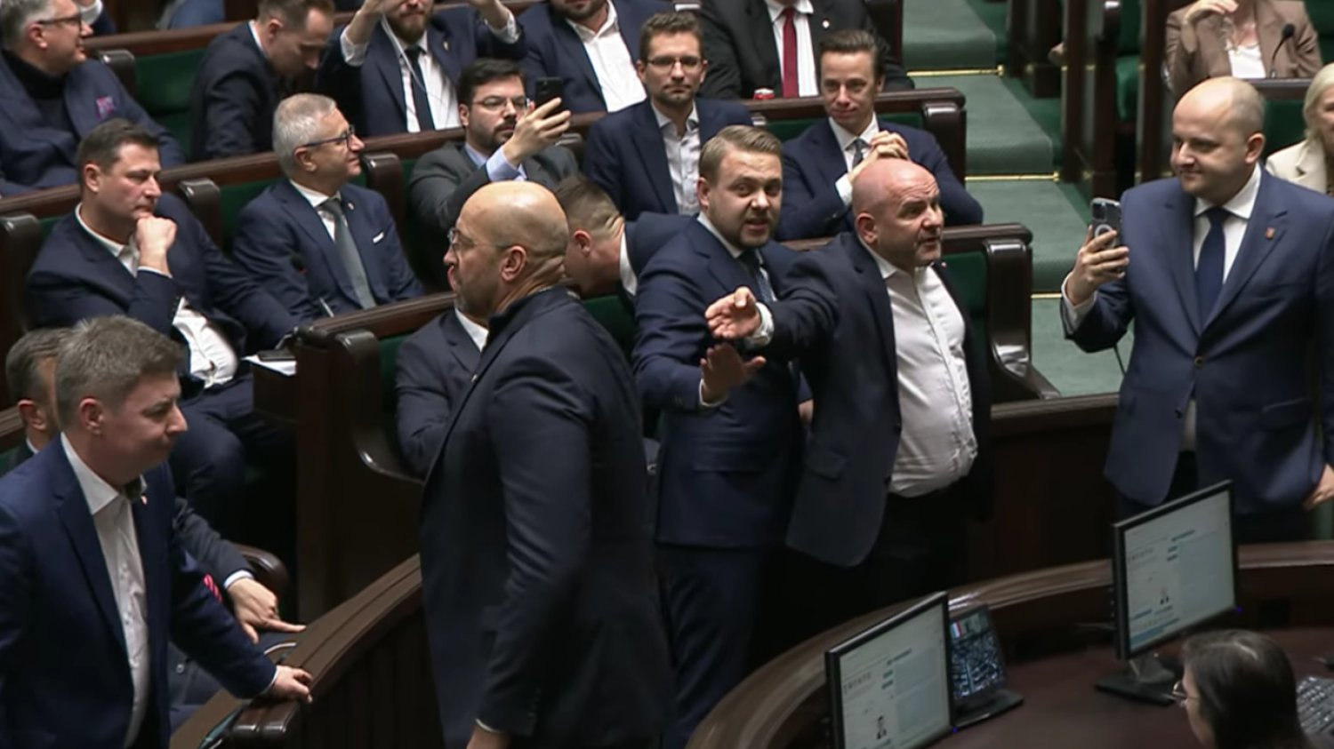 Awantura w Sejmie. Posłowie PiS ruszyli w kierunku Tuska