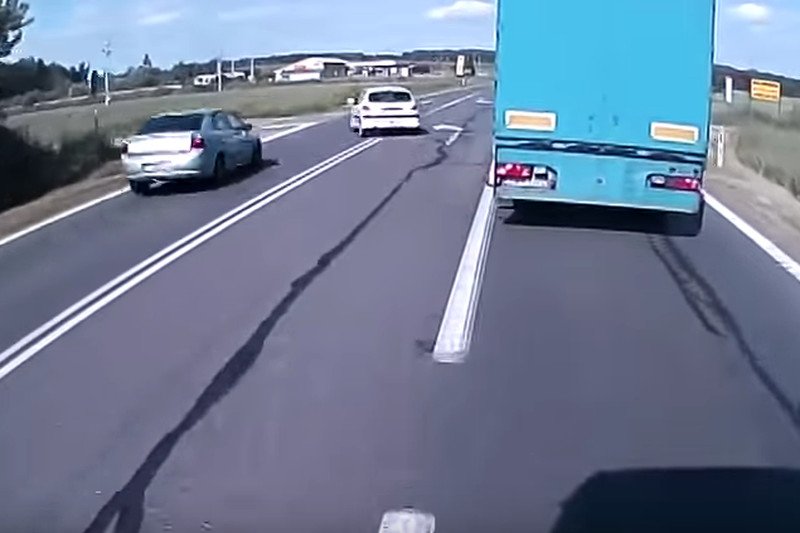 Wypadek z 2013 roku – policyjna vectra zderzyła się z osobowym peugeotem.