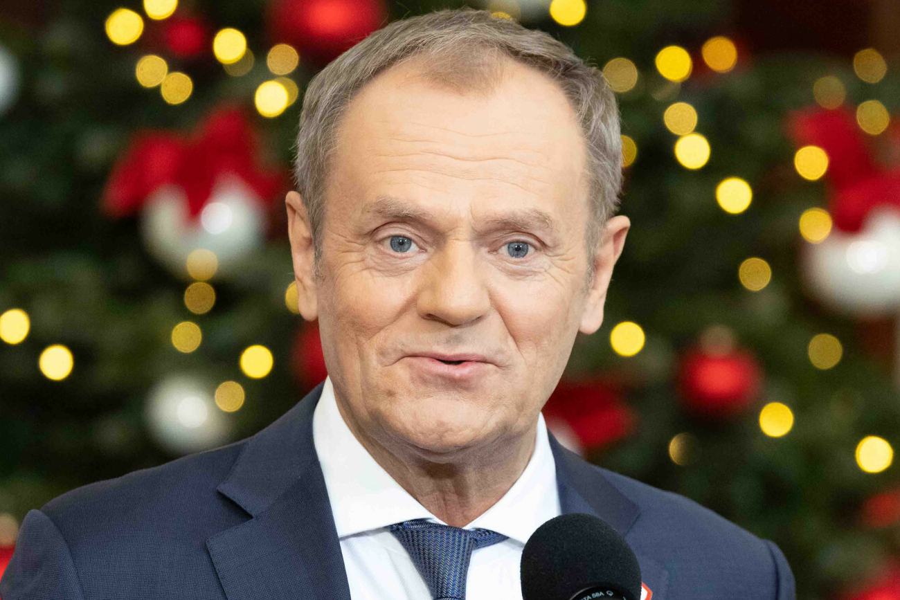 Tusk żartuje ze zgrupowania PiS w TVP. "Wypełniają kolejne punkty planu"