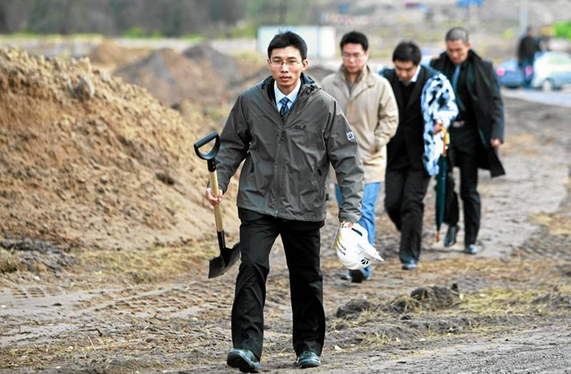 Pracownicy COVEC na budowie autostrady A2.