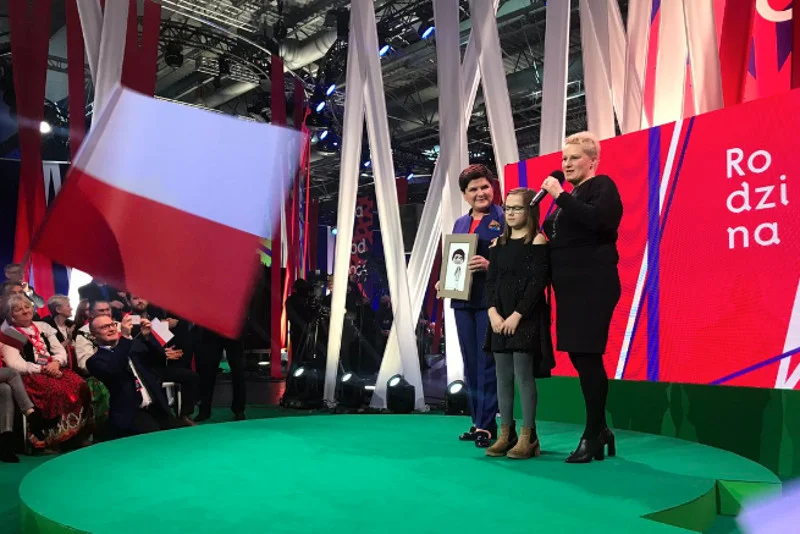 Beata Szydło pokazuje rysunek Emilki z 2015 roku.