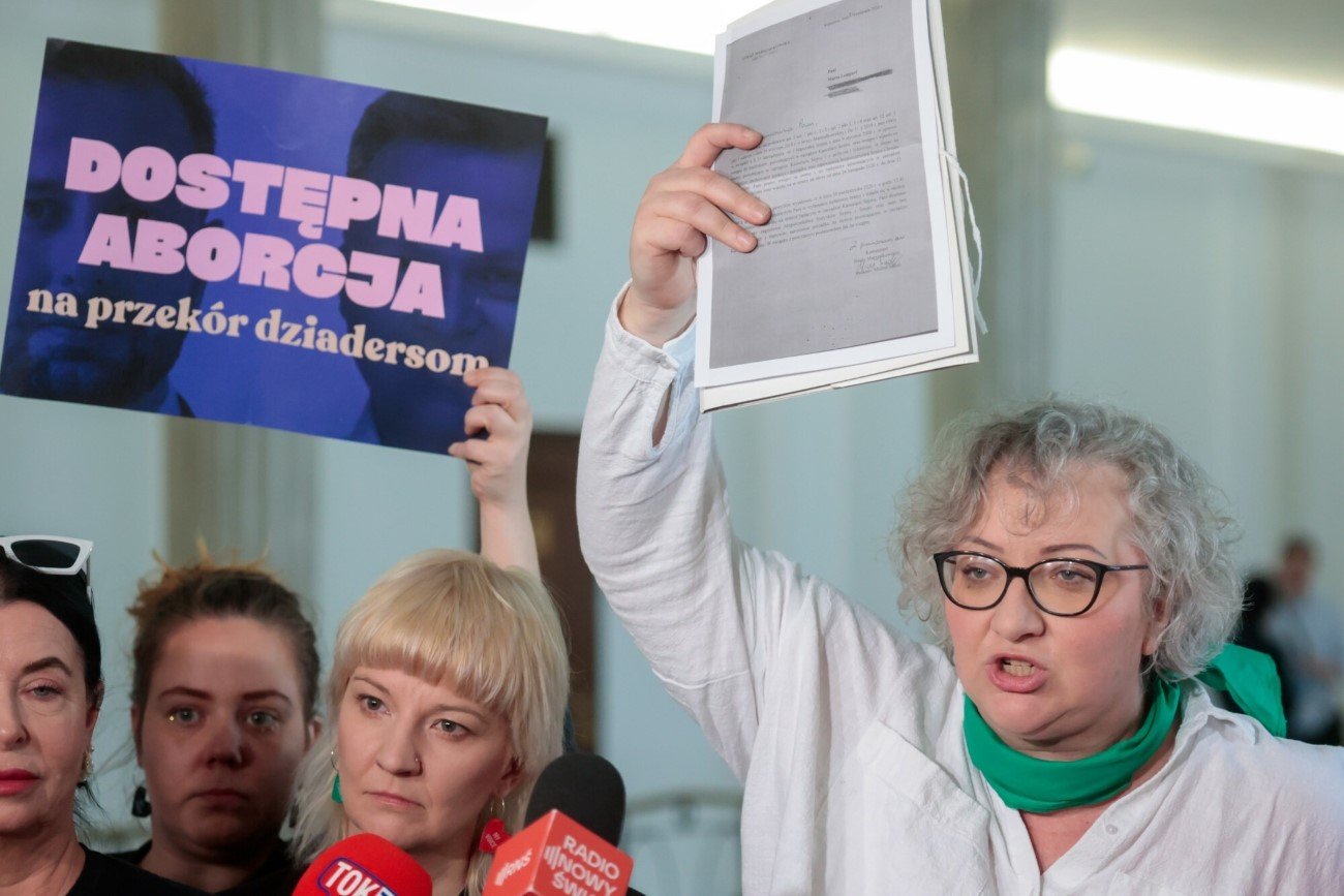 Marta Lempart (po prawej) wraz z działaczkami Strajku Kobiet w Sejmie.