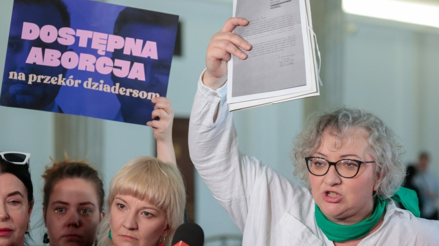 Marta Lempart (po prawej) wraz z działaczkami Strajku Kobiet w Sejmie.