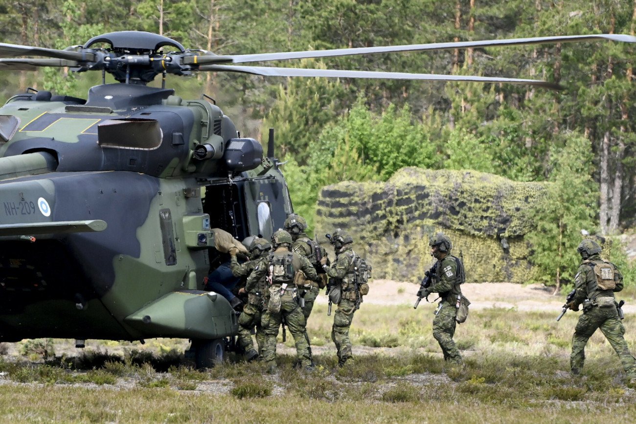 Fińscy żołnierze z Jednostki Wojskowych Sił Specjalnych w trakcie ćwiczeń