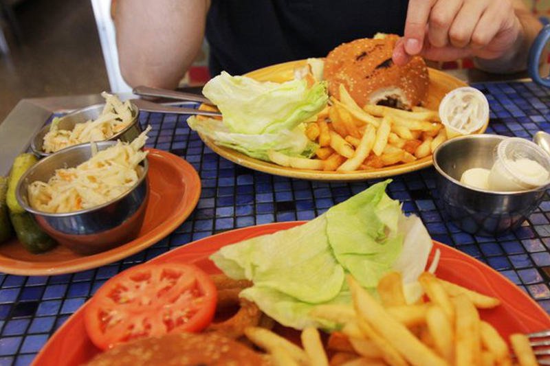 Syf, kiła i mogiła – w taki warunkach jemy nad Bałtykiem. "Resztki jedzenia wracają do garów"