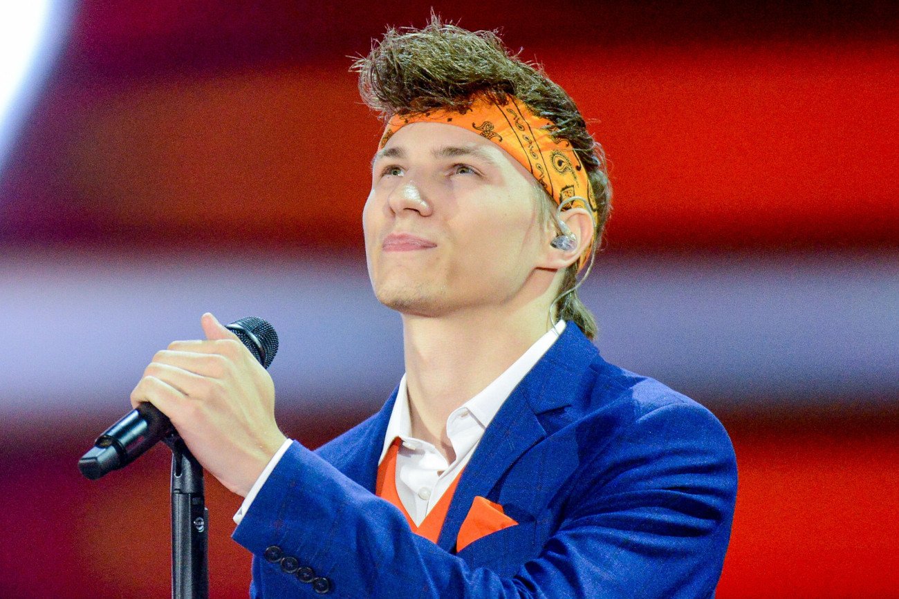 Adam Stachowiak żyje w białym małżeństwie.