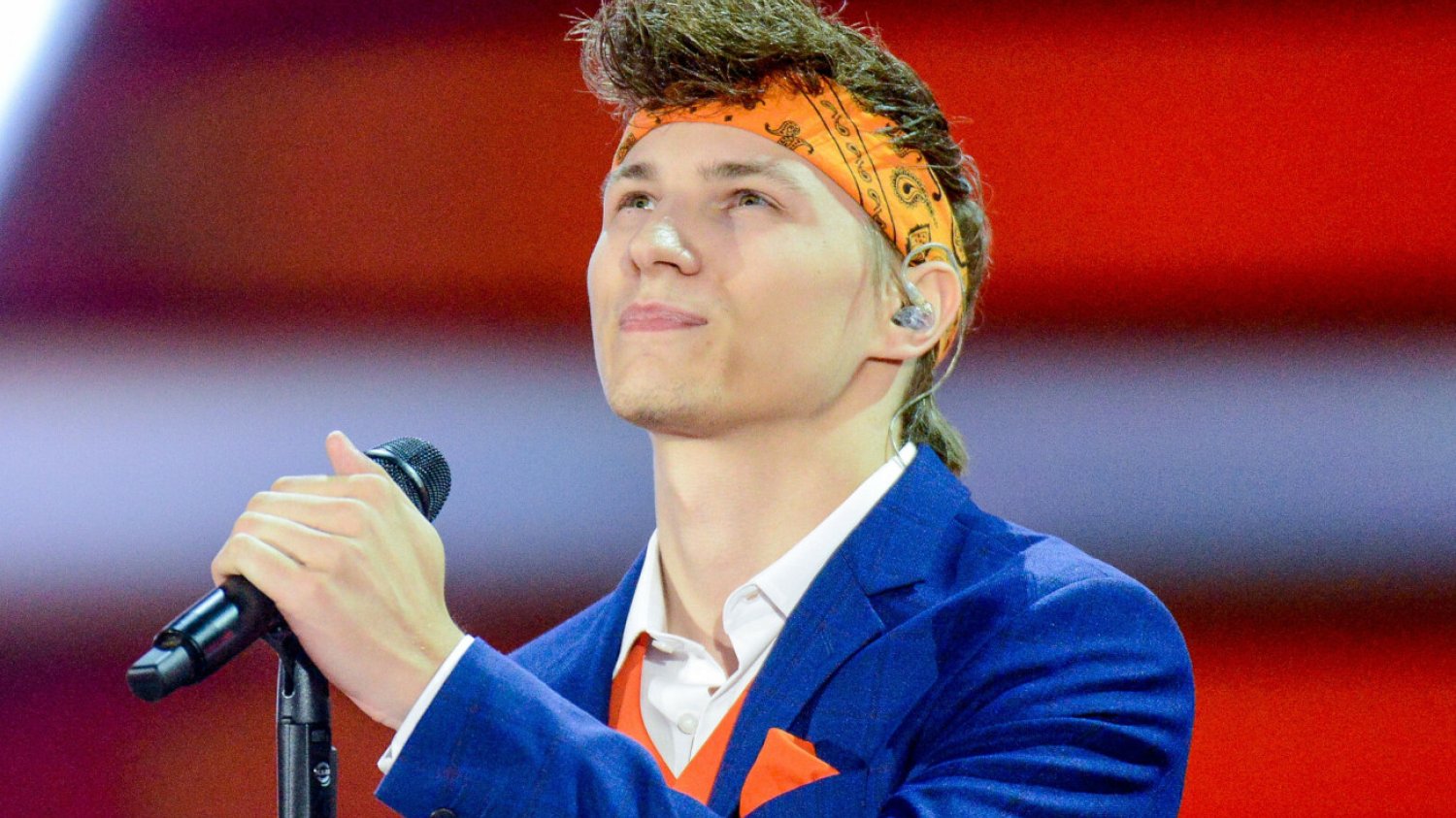 Adam Stachowiak żyje w białym małżeństwie.