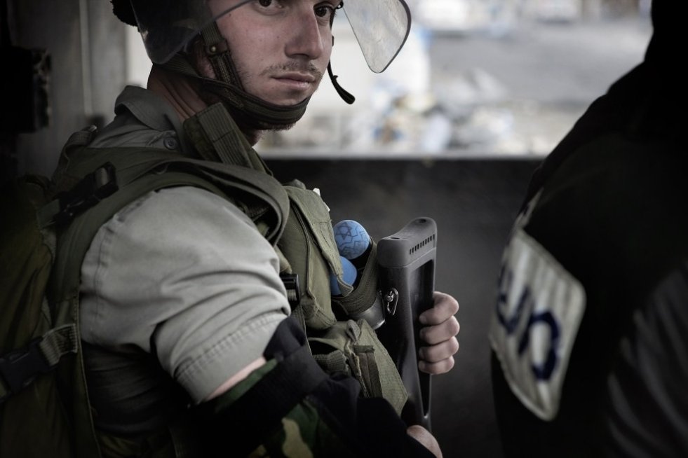 2.	IZRAEL, Jerozolima, 15 maja 2011: Izraelski policjant trzymający broń i pociski z wymalowaną Gwiazdą Dawida.