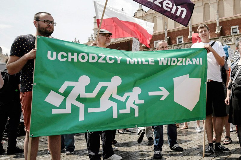 PiS twardo sprzeciwia się przyjęciu uchodźców wojennych, ale jednocześnie rząd sprawił, że Polska stała się drugim najbardziej otwartym na migrantów państwem UE.