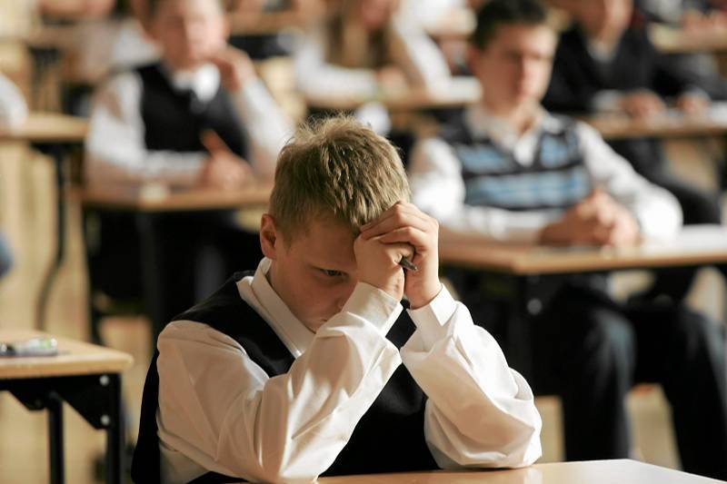 Szóstoklasista podczas egzaminu kończącego szkołę podstawową