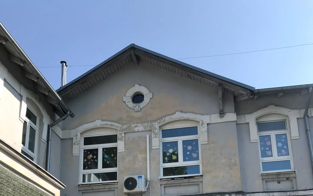 Czasem będzie podchodzić, z oddziałowym telefonem przy twarzy i będą rozmawiać. Amelka na drugim piętrze, przy motylim oknie, Anna na dole wśród liści.