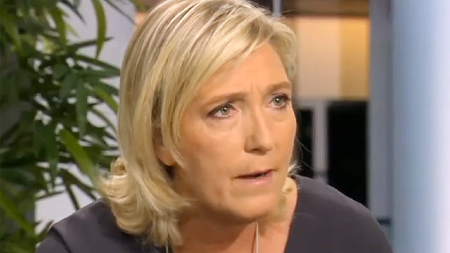 Z informacji "Le Soir" wynika, że Marine Le Pen przegrywa z Emmanuelem Macronem w wyborach prezydenckich we Francji.