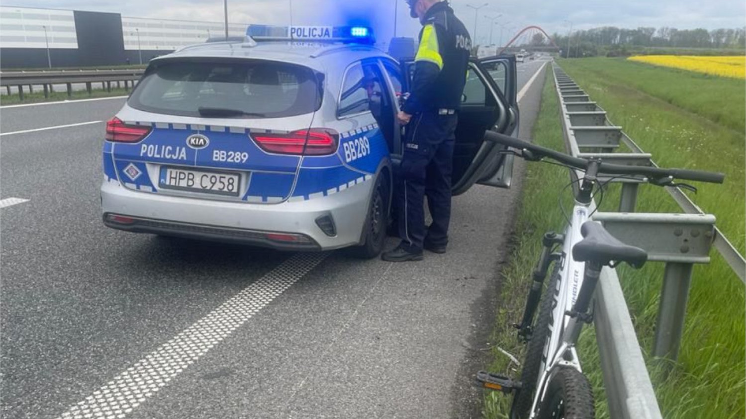 Jechał rowerem po A4. Był pijany.