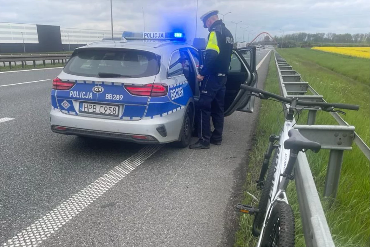 Jechał rowerem po A4. Był pijany.