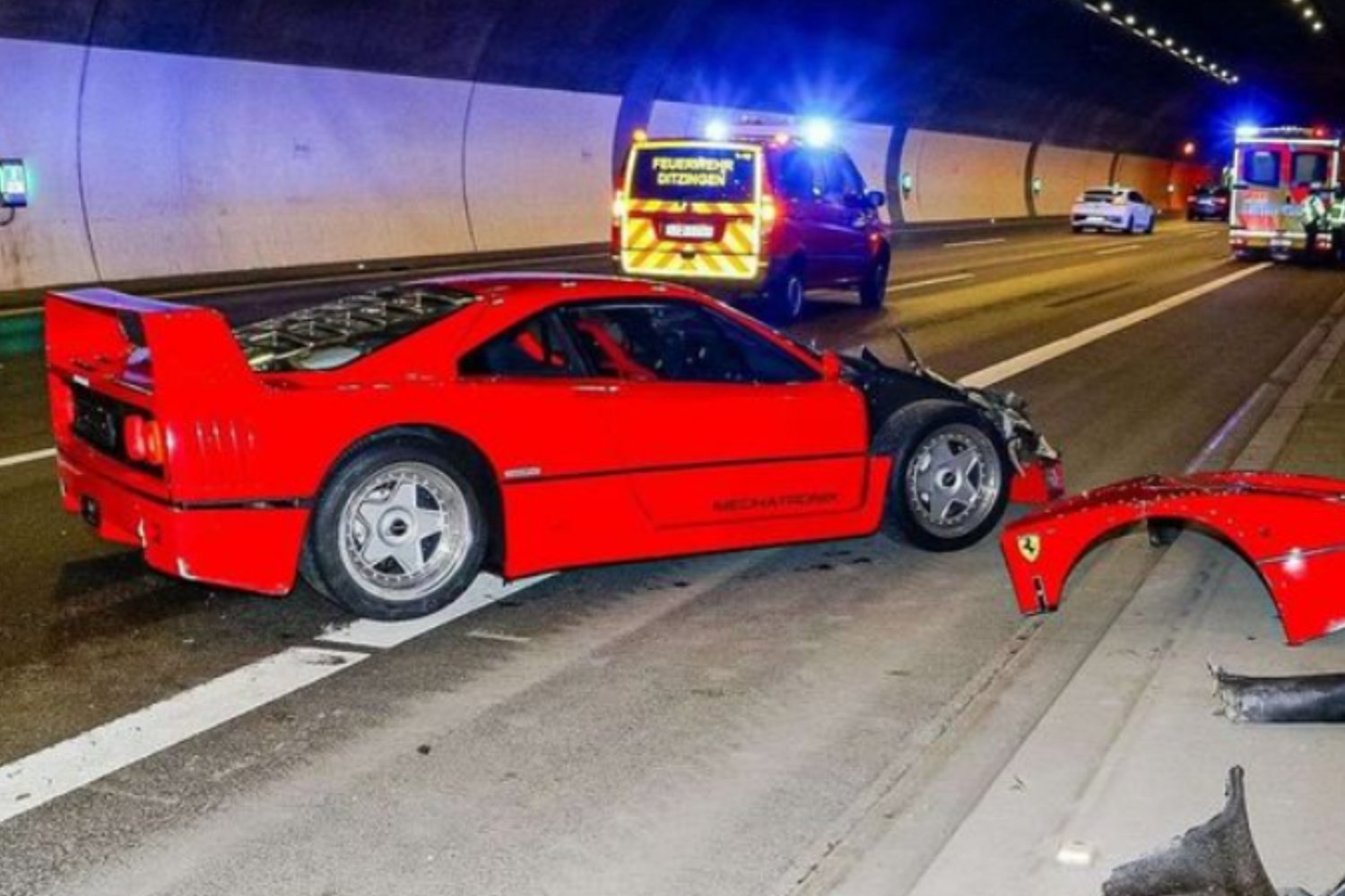 Kultowe Ferrari F40 roztrzaskało się w tunelu w Niemczech.