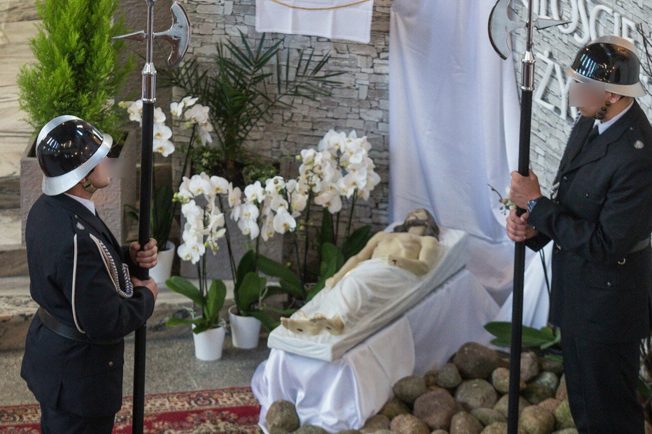 W wielu parafiach strażacy pilnują Grobu Pańskiego. Przez 40 lat podobnie było w Czarnej Dąbrówce. (zdjęcie ilustracyjne).