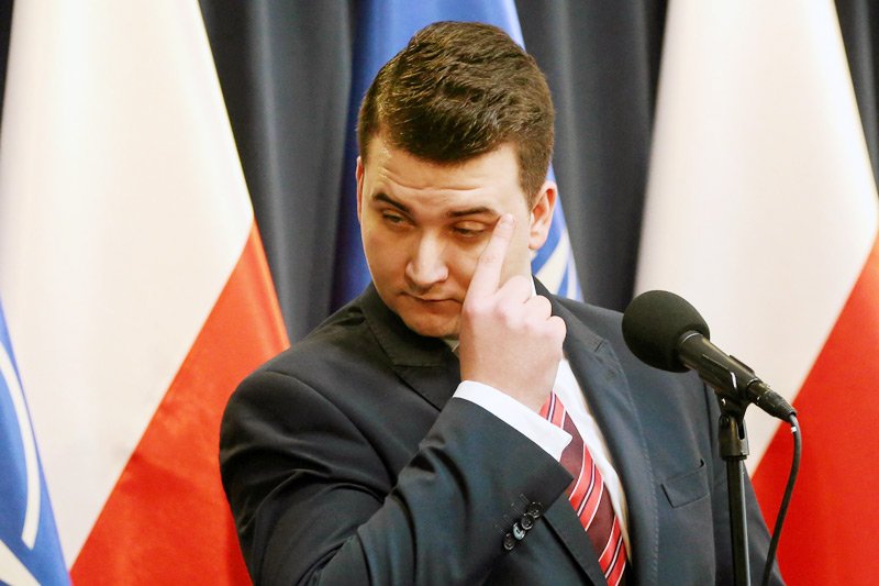 Bartłomieja Misiewicza krytykuje już nawet sama premier Beata Szydło. Czy jego pozycja naprawdę jest jednak zagrożona?