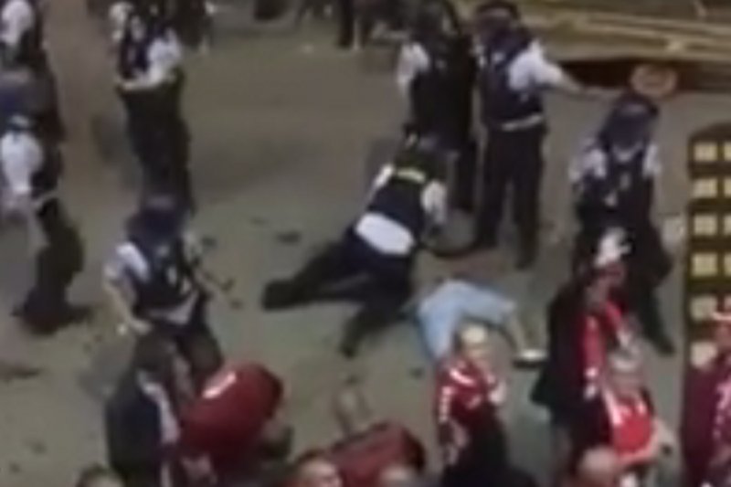 Nim rozpoczął się mecz Polski z Danią doszło do starcia kibiców. Jednego z nich duńscy policjanci brutalnie potraktowali.