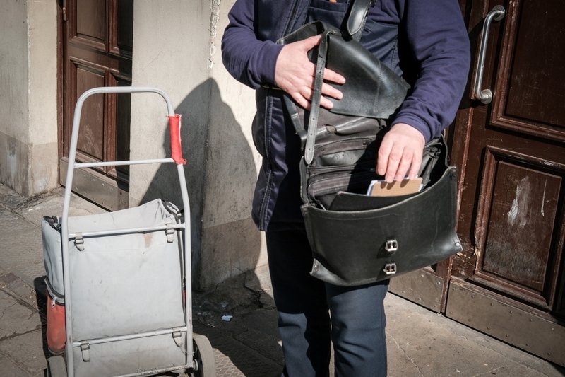 Co listonosze zrobią z kartkami świątecznymi?