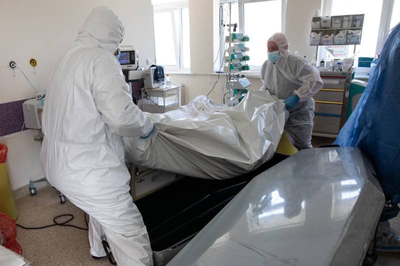 Praca medyków z oddziału intensywnej terapii dla chorych na COVID-19