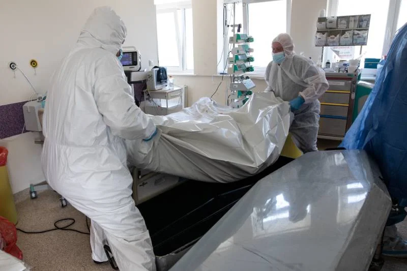 Praca medyków z oddziału intensywnej terapii dla chorych na COVID-19