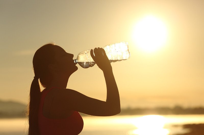 Upał naprawdę może być groźny dla zdrowia, nie tylko u dzieci i osób starszych.