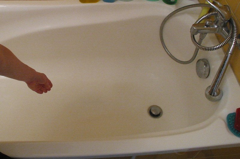 Dziewczyna zginęła, gdy podczas kąpieli podłączyła telefon do ładowarki