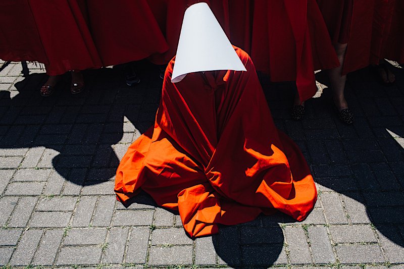 Przeciwko wizycie Trumpa w Warszawie protestowały aktywistki kobiece i mężczyźni popierający prawa kobiet. Zwolennicy PiS i Trumpa próbowali zagłuszyć kobiety okrzykami "jesteś brzydka!".