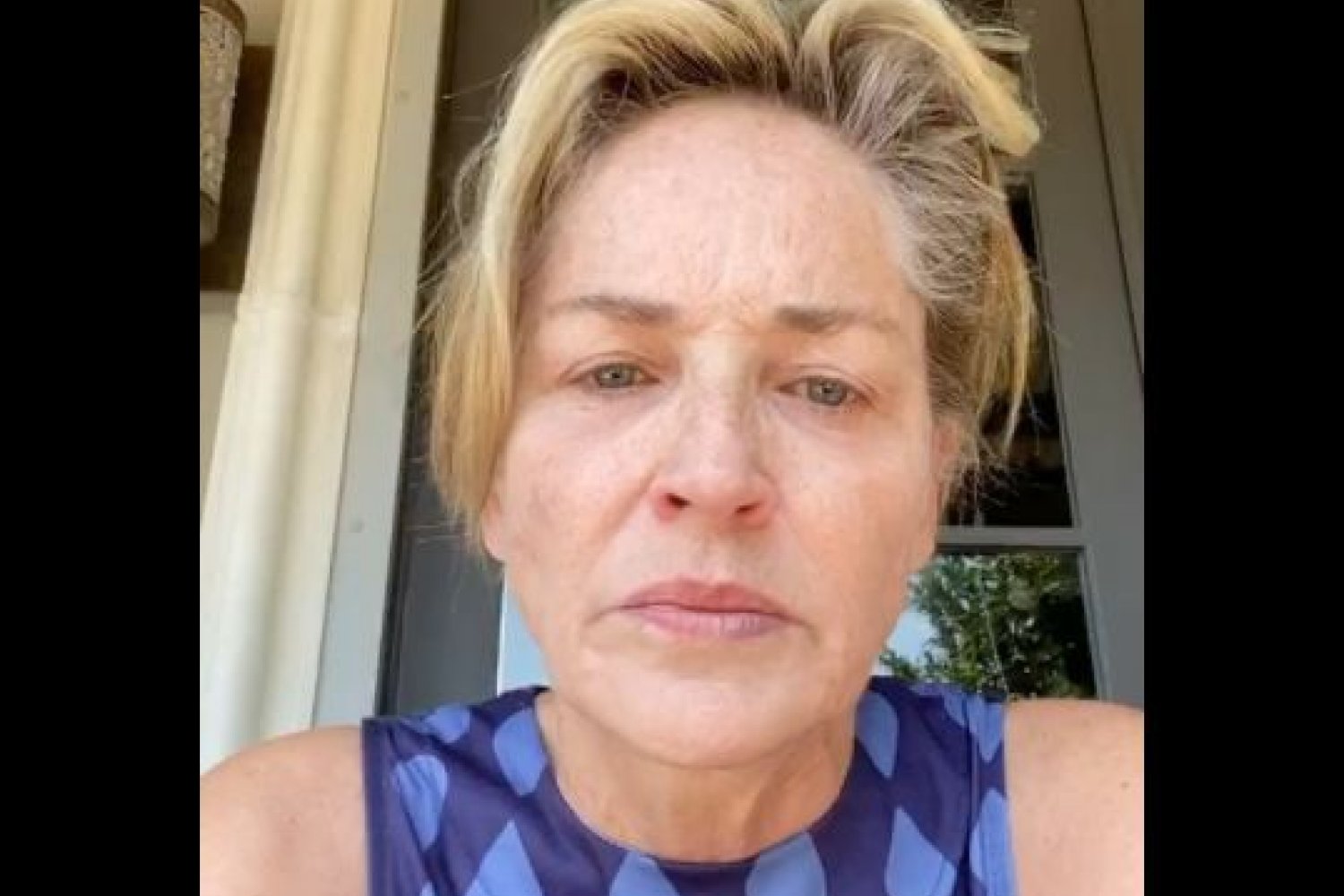 Sharon Stone nie kryje oburzenia sytuacją, jaka ma miejsce w USA w czasie pandemii. Na covid-19 zmarła jej babcia, matka chrzestna. Teraz z zakażeniem walczy jej siostra oraz szwagier. Sharon Stone o covid-19 w USA. Dramatyczny apel aktorki.